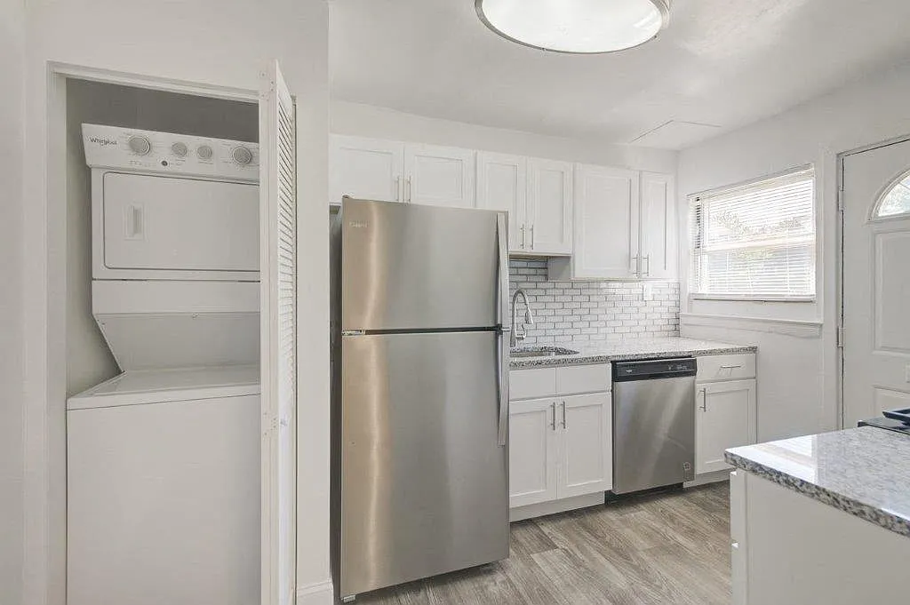 Elmwood Village Apartments and Townhomes — Photo 3