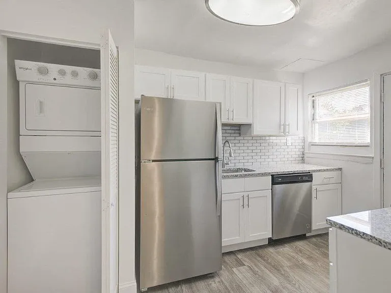 Elmwood Village Apartments and Townhomes — Photo 3