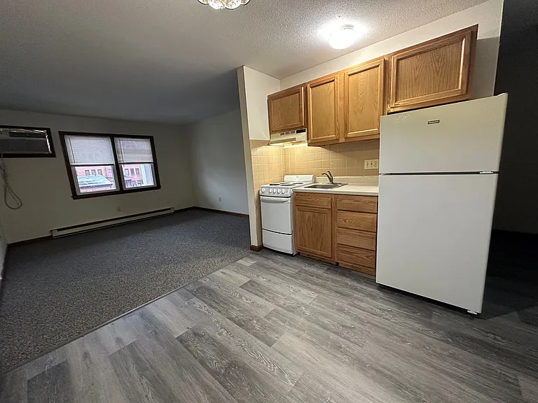 Center Court Apartments — Photo 7