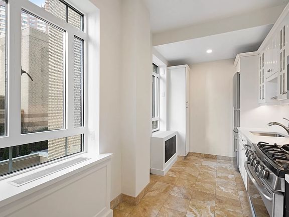 4th image of 25 Central Park W APT 22O