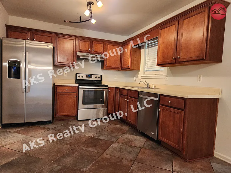 1090 Thompson Rd — Photo 3