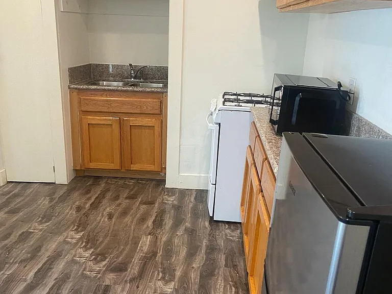 6477 1/4 Lexington Ave — Photo 5