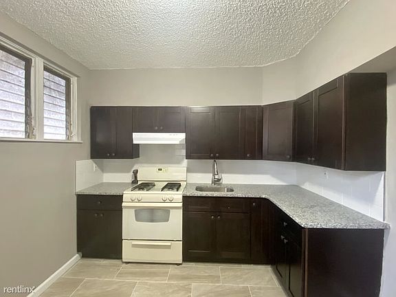 3rd image of 4756 Sheffield Ave
