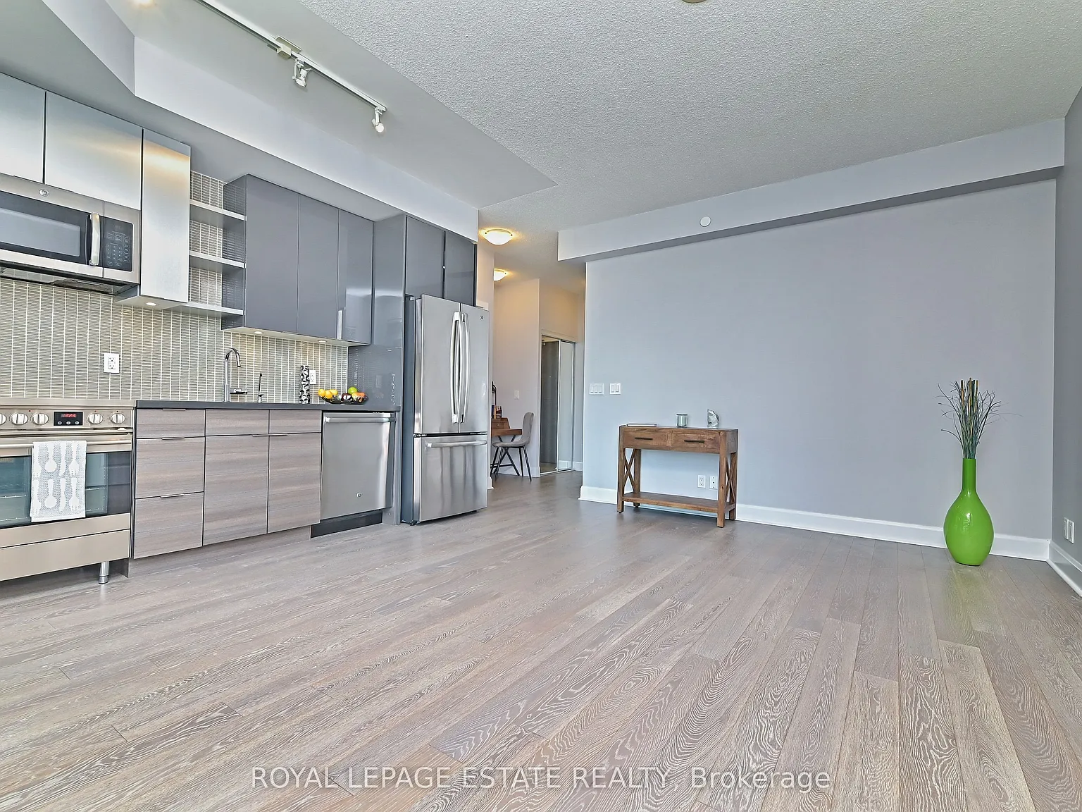 Jade Waterfront Condos — Photo 4
