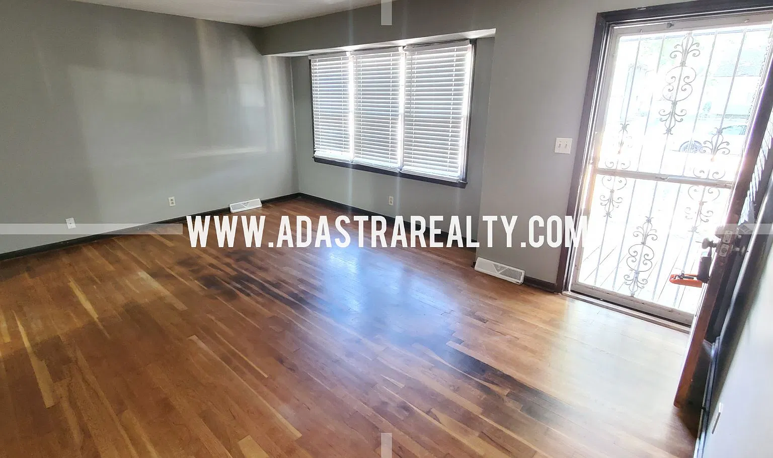 Awesome 3 Bedroom/1 Bath in Grandview, Excellent Location-Coming SOON!! — Photo 4
