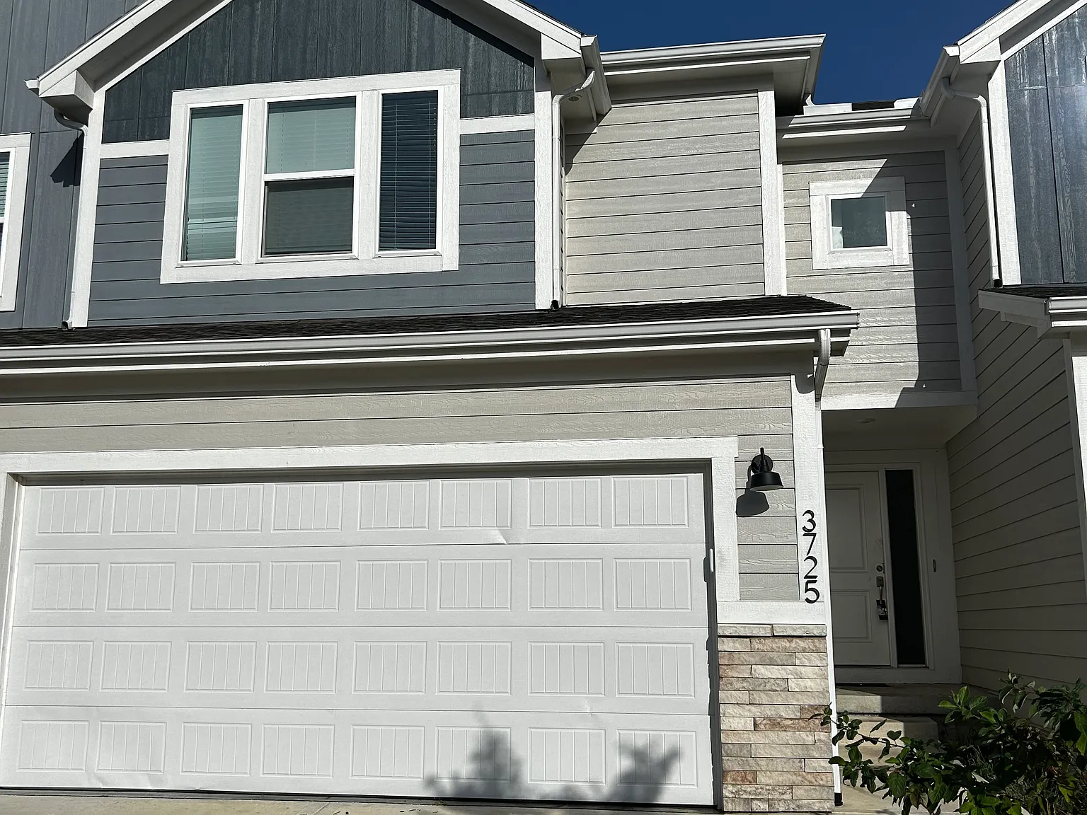 3 bed, 1563 sqft, $2,400 — Photo 1