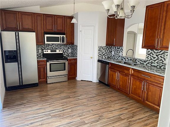 5th image of 1090 Worthington Dr