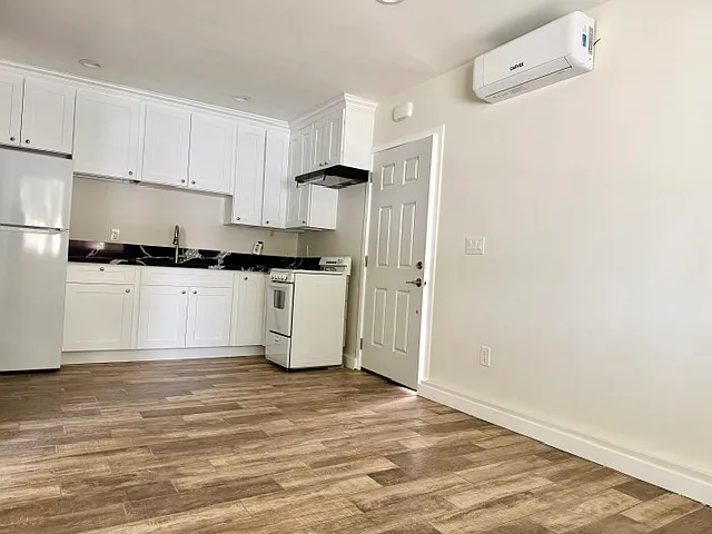 1 bed, 440 sqft, $2,200 — Photo 2