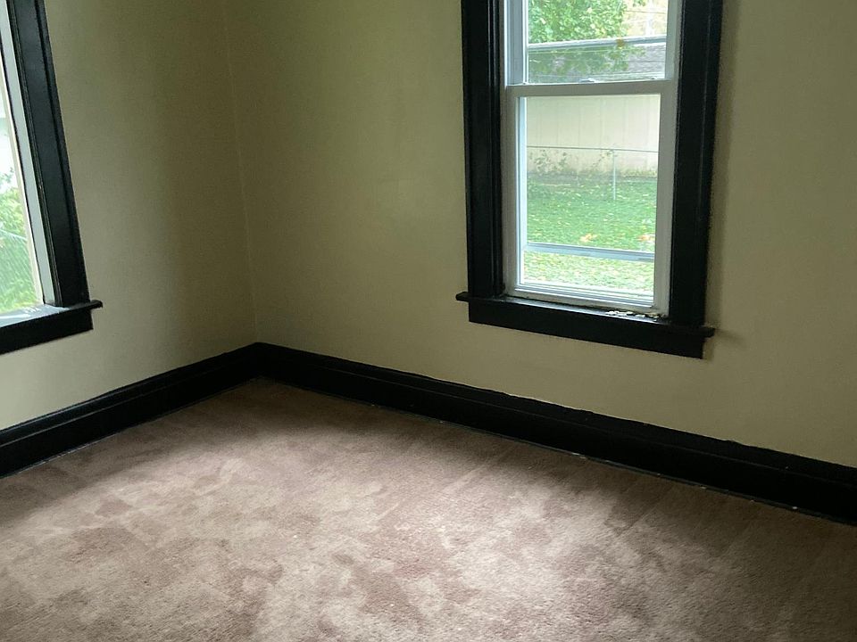 2nd image of 1134 E Eagle St