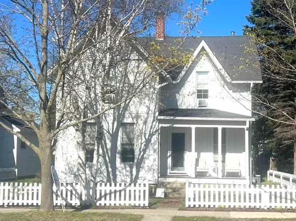 705 State St, Charlevoix, MI 49720