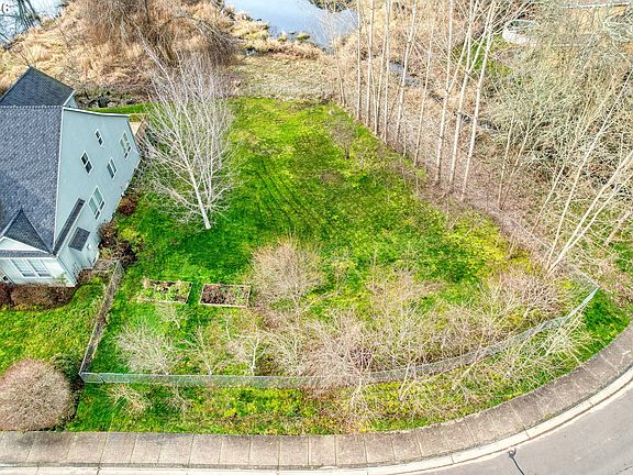 2nd image of 335 NE Hillwood Dr