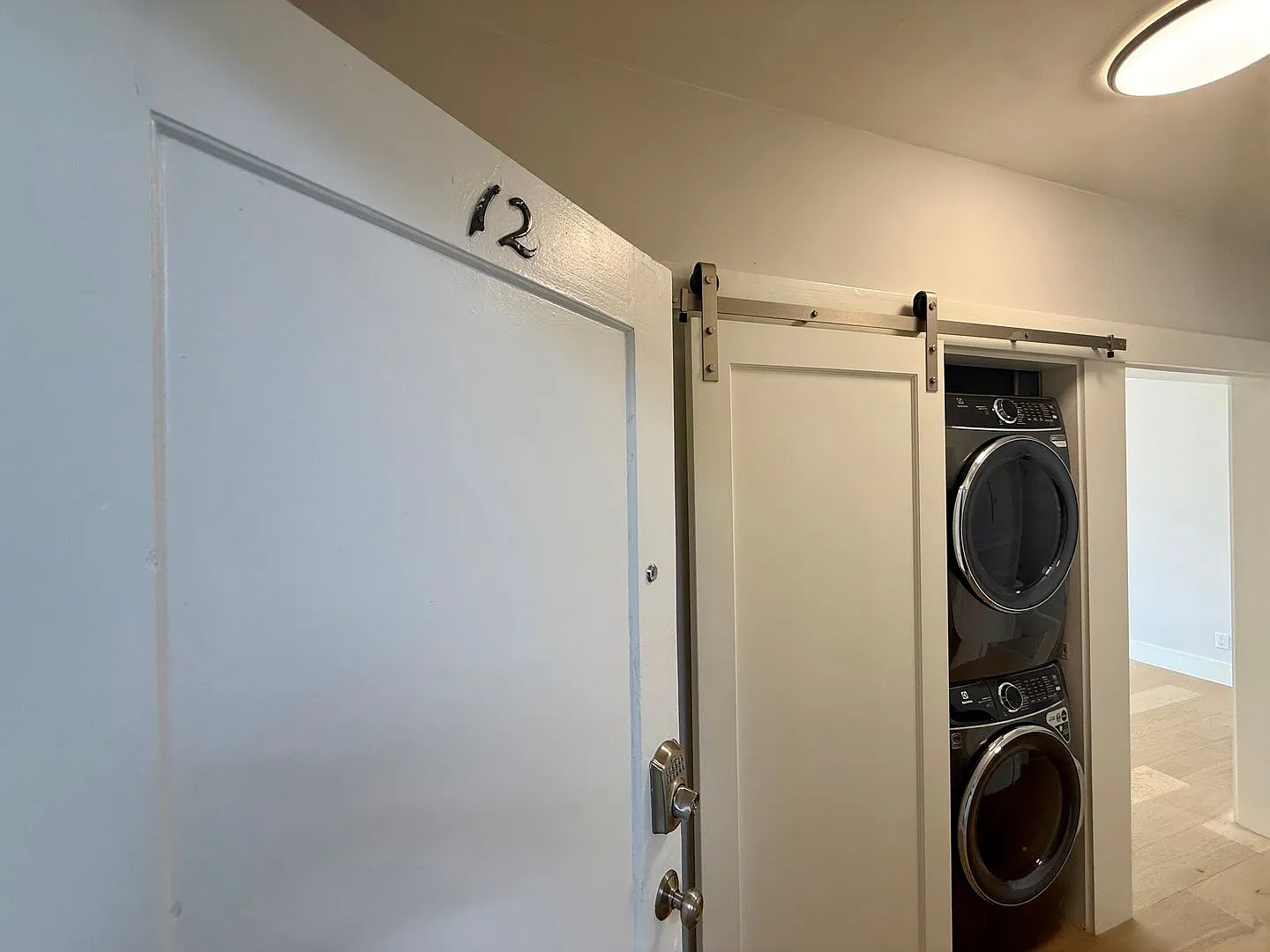Renovated, Top Floor 1BD w/ In-Unit Laundry & Stunning Views! — Photo 3