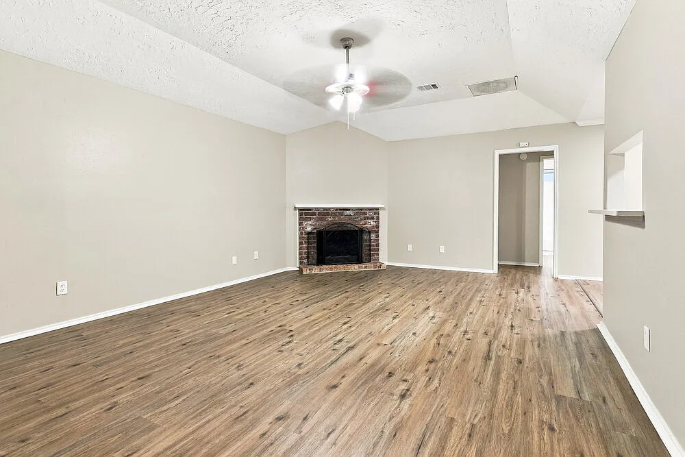 3 bed, 2.0 bath, 1606 sqft, $1,845 — Photo 3