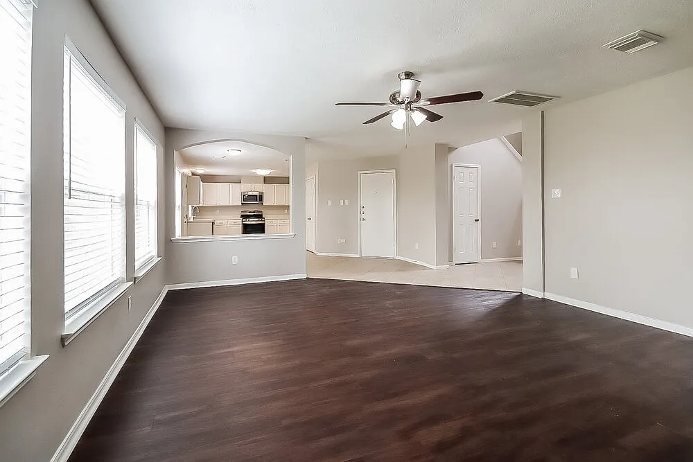 4 bed, 2.5 bath, 2303 sqft, $2,470 — Photo 4