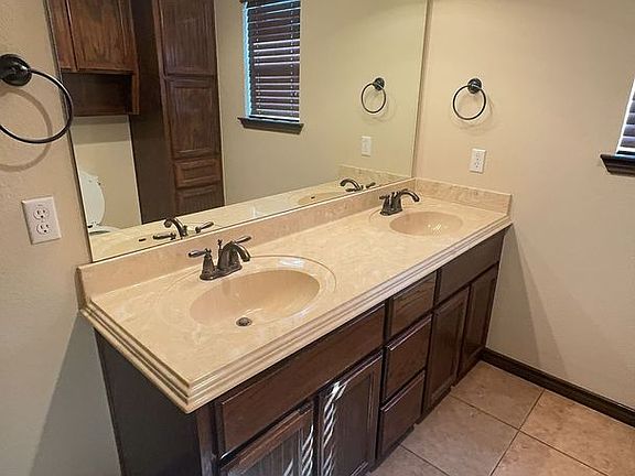 5th image of 907 Safari Dr