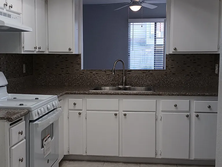 1003 W 9th St #20 — Photo 6