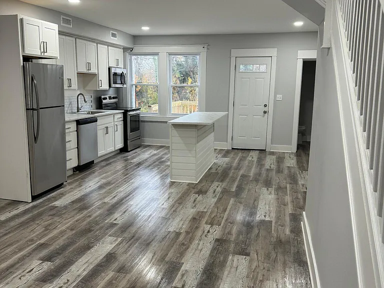 1102 Woodheights Ave — Photo 4