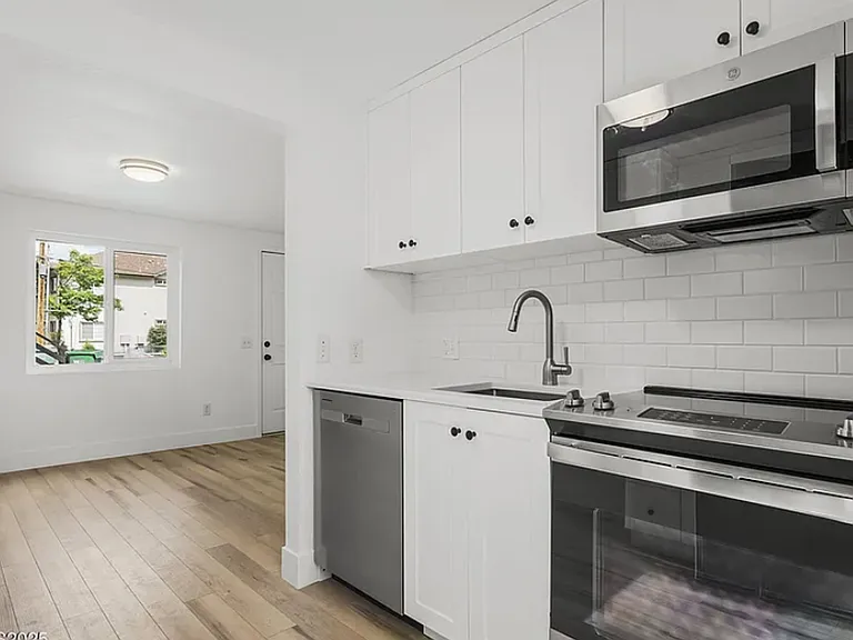 1037 1/2 Litch Ct — Photo 1
