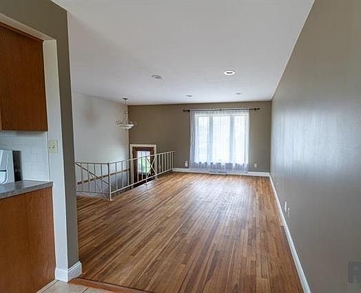 4th image of 1528 W Daytona Dr