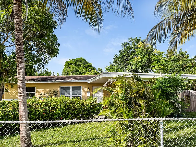 5401 NW 12th St — Photo 1