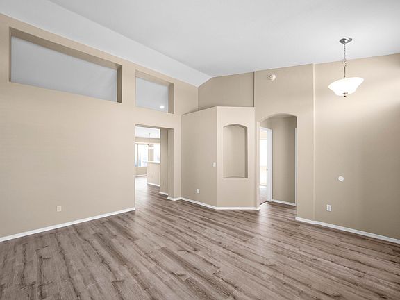 3rd image of 626 W Horseshoe Ave