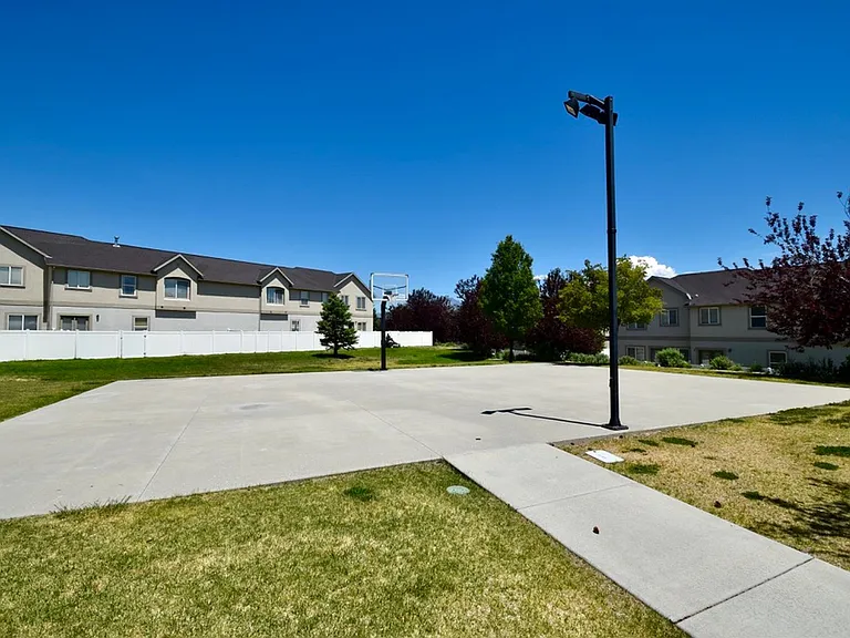 1555 Wynview Ln — Photo 35