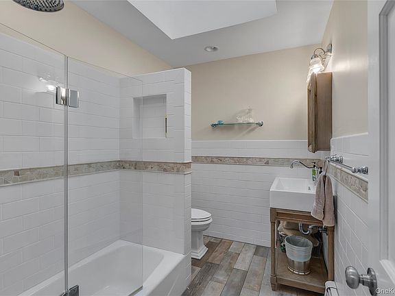 5th image of 26 Fresh Pond Road