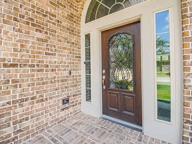 28803 Davenport Dr — Photo 2
