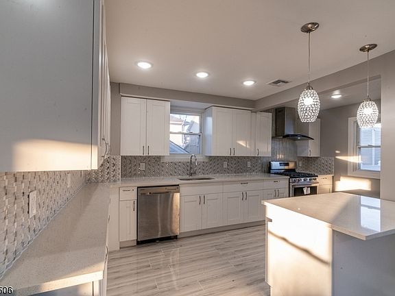4th image of 623 Larch St