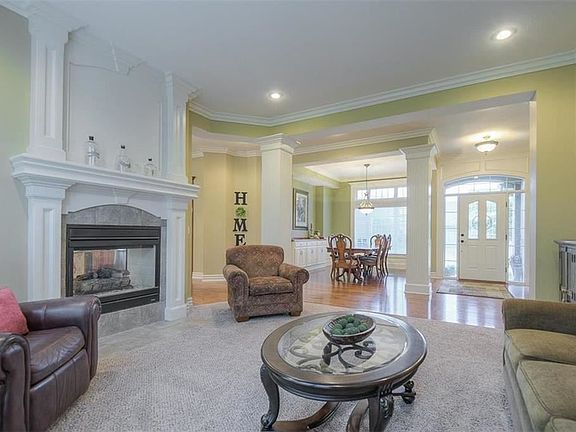 2nd image of 712 NE Twin Brook Dr