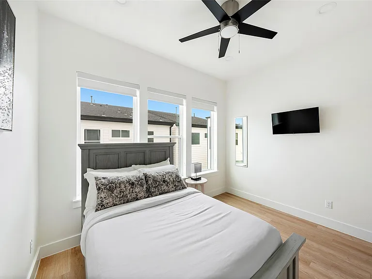 3010 Delano St — Photo 21