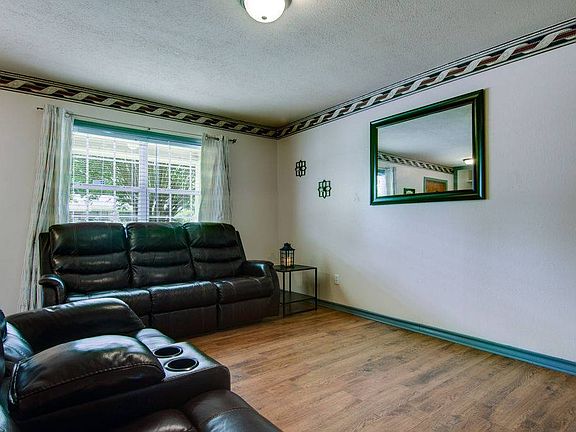 3rd image of 1725 Meadowbrook Ln
