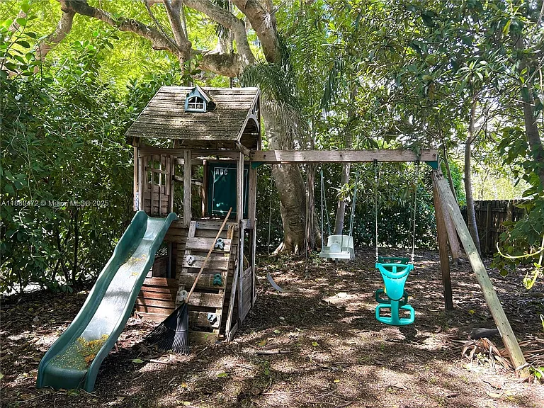 6395 SW 42nd Ter — Photo 22