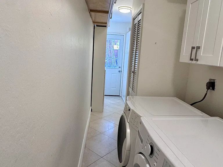 Washer / Dryer and additional storage