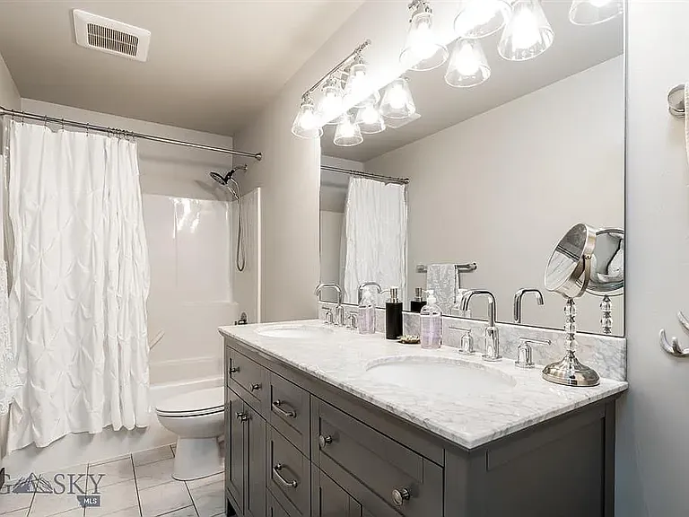 Primary en-suite bath