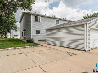 1007 S Bridgeport Pl, Sioux Falls, SD 57106