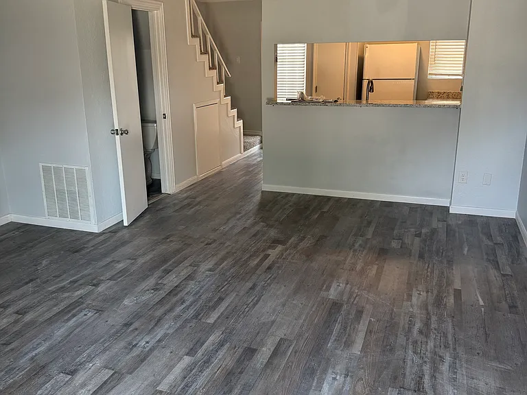 70 Winchester Dr — Photo 2
