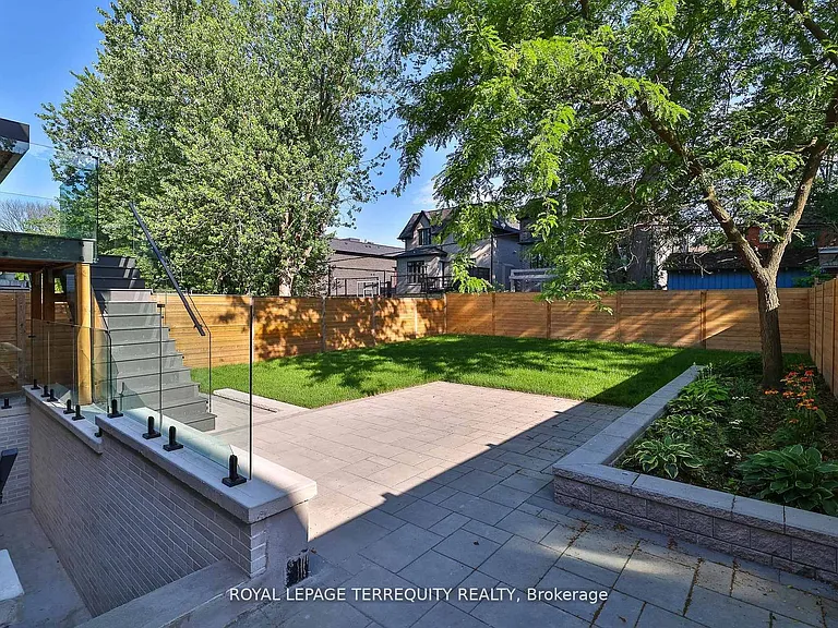 741 Woburn Ave — Photo 46