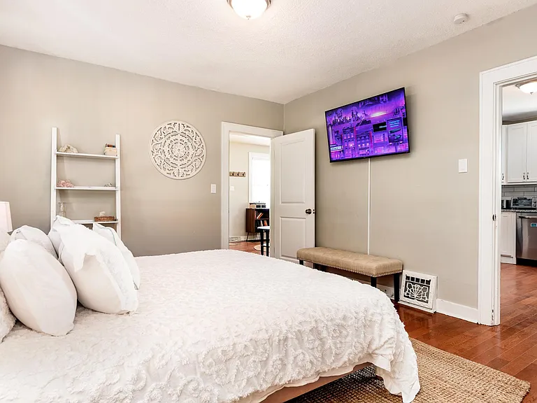 1509 W Clark St — Photo 13