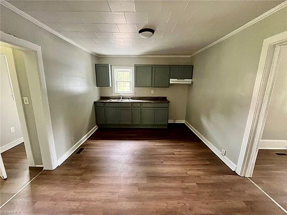 3rd image of 869 Circle Dr
