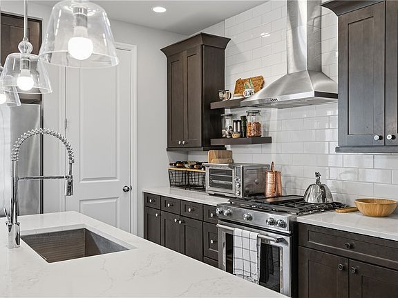 4th image of 318 Harlequin St