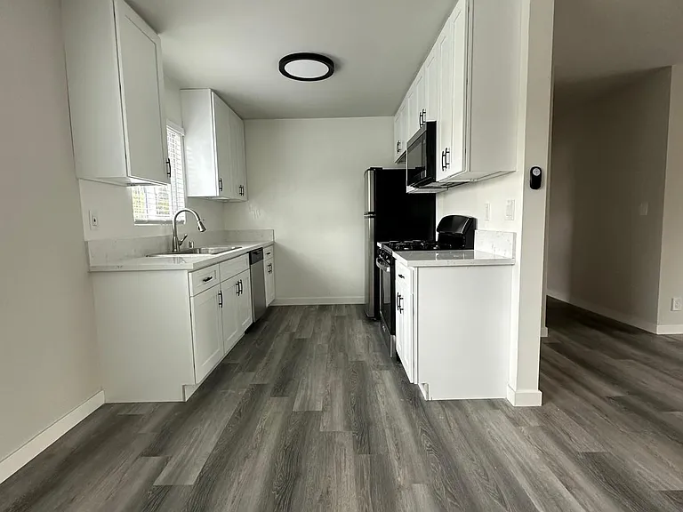 Encino Royal — Photo 15