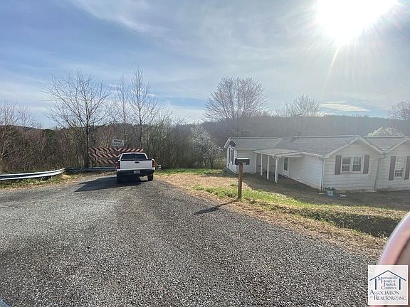 3rd image of 590 Sunnycrest Dr