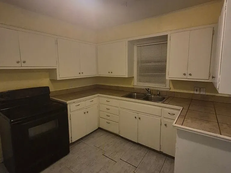 1814 Hondo St — Photo 12