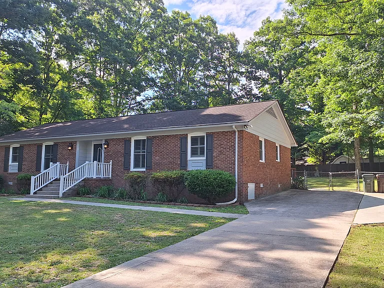 1809 Grady Dr — Photo 2