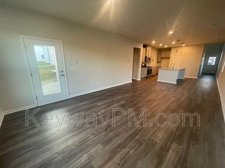 810 Manitou Cir — Photo 7