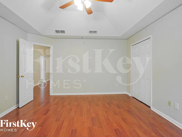 489 Mackenzie Cir — Photo 12