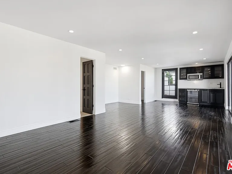 8908 Appian Way — Photo 39