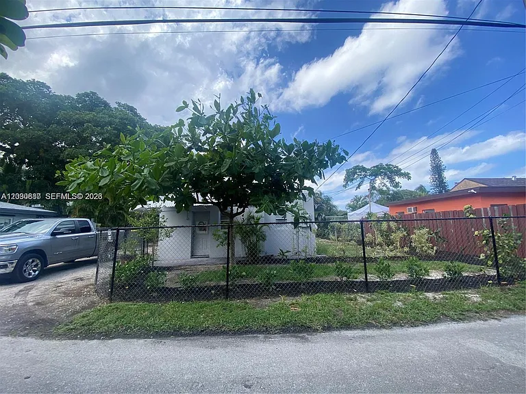 243 SW 14th St — Photo 10