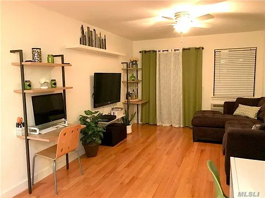 Sold by RE MAX Central Properties | media 14